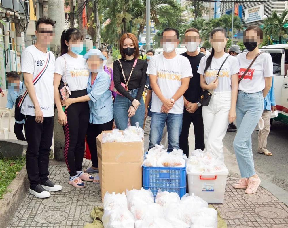 Trang Nemo lộ diện khác lạ, chăm từ thiện chờ phán quyết tòa án-1