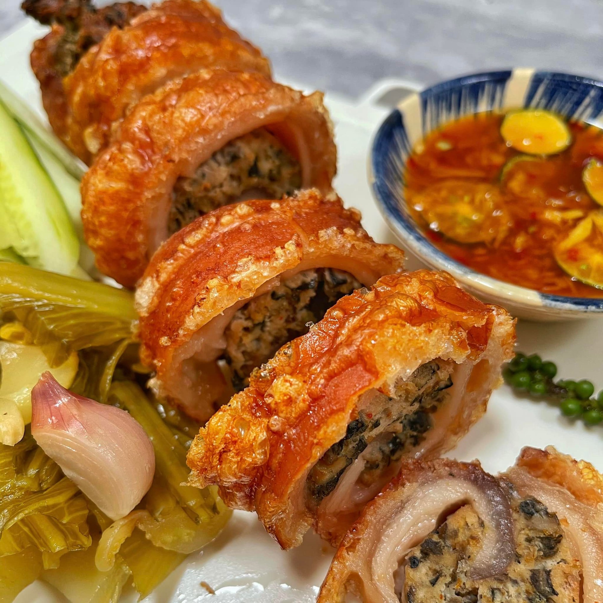 Mách bạn cách làm món bì heo nổ giòn cuộn chả ốc thơm ngon, độc đáo-1