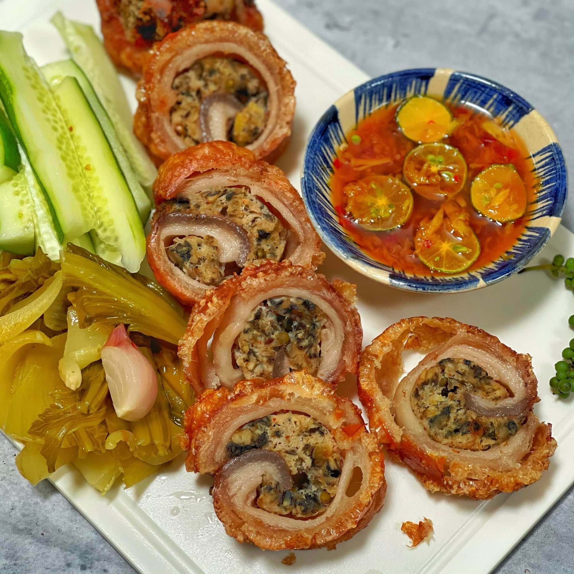 Mách bạn cách làm món bì heo nổ giòn cuộn chả ốc thơm ngon, độc đáo-4