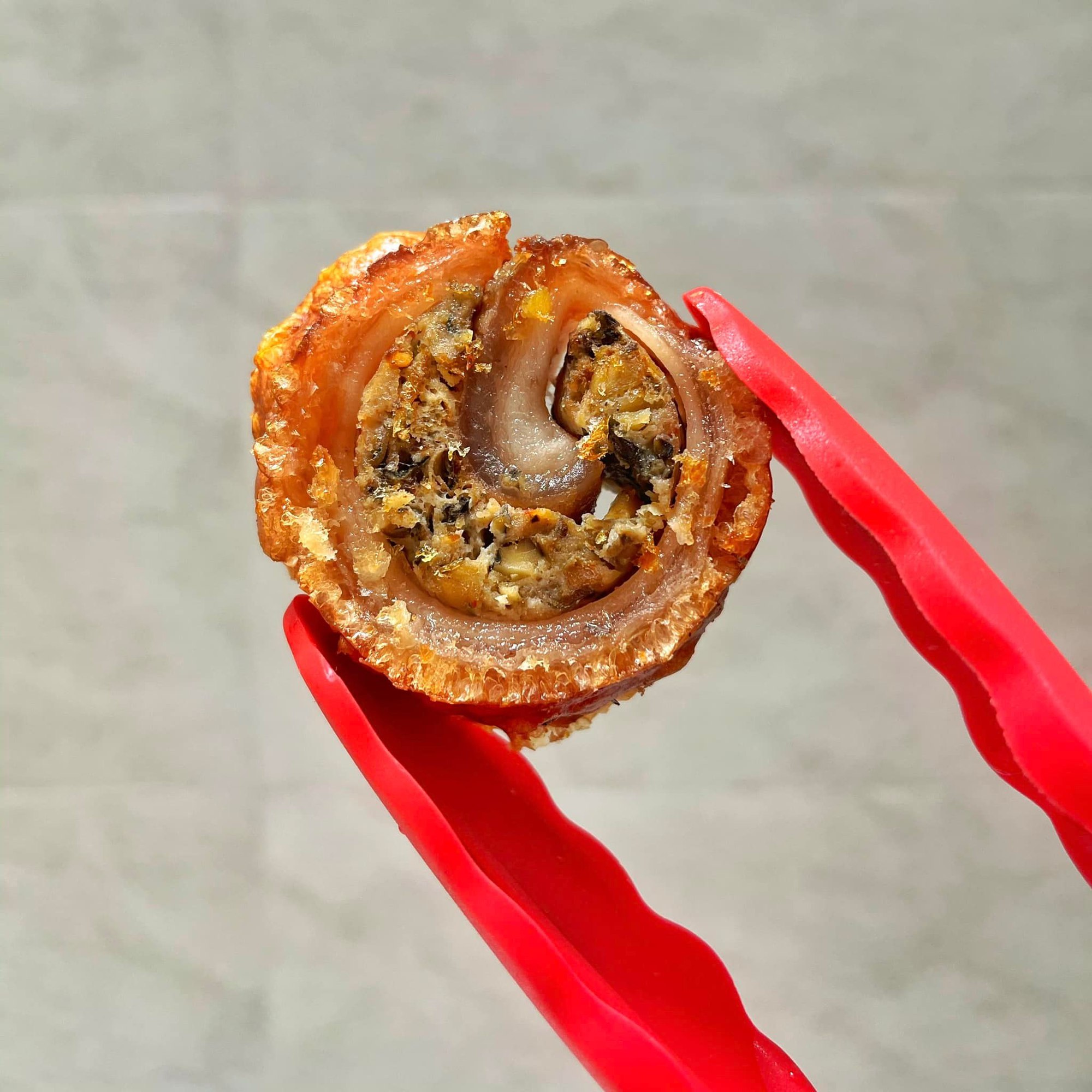 Mách bạn cách làm món bì heo nổ giòn cuộn chả ốc thơm ngon, độc đáo-5