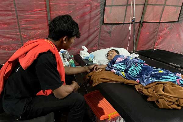 Giải cứu bé 5 tuổi khỏi đống đổ nát ở Indonesia sau 2 ngày mắc kẹt-2