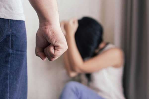 Mua điện thoại hơn 3 triệu đồng, vợ bị chồng đánh túi bụi tại cửa hàng-2