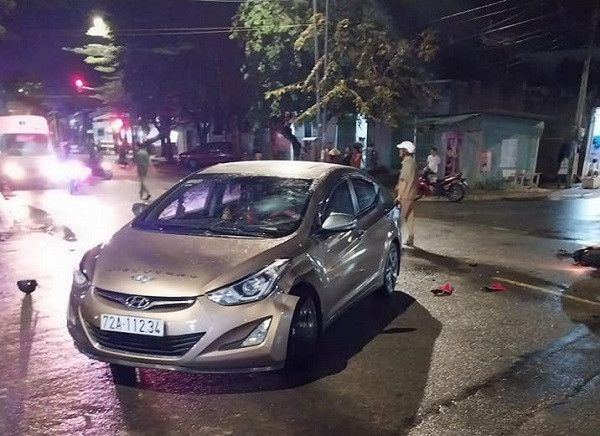 Khiếp vía cảnh lái ô tô cán qua người nạn nhân sau va chạm-1