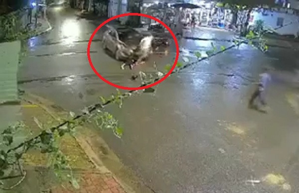 Khiếp vía cảnh lái ô tô cán qua người nạn nhân sau va chạm-2