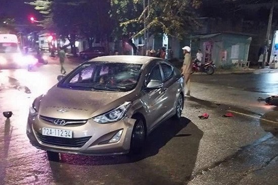 Khiếp vía cảnh lái ô tô cán qua người nạn nhân sau va chạm