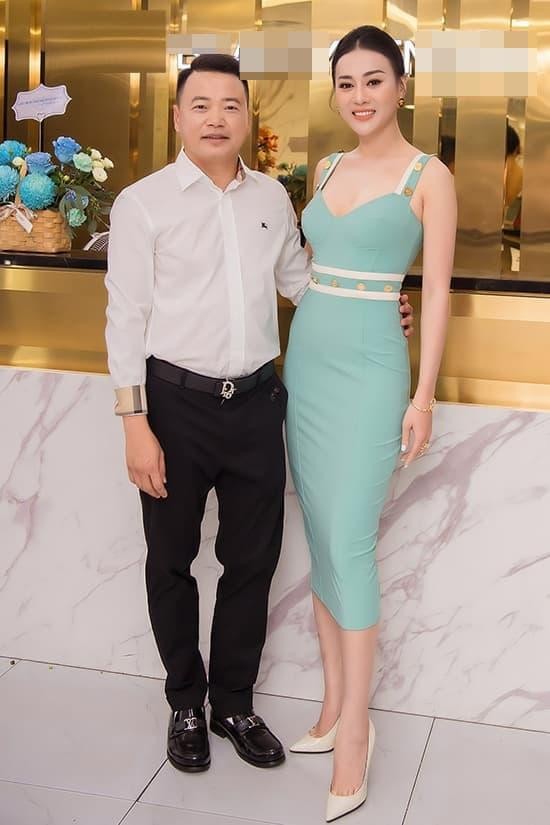 Phương Oanh chăm diện đồ bó sát khoe dáng nuột, bảo sao Shark Bình lại mê mệt-1