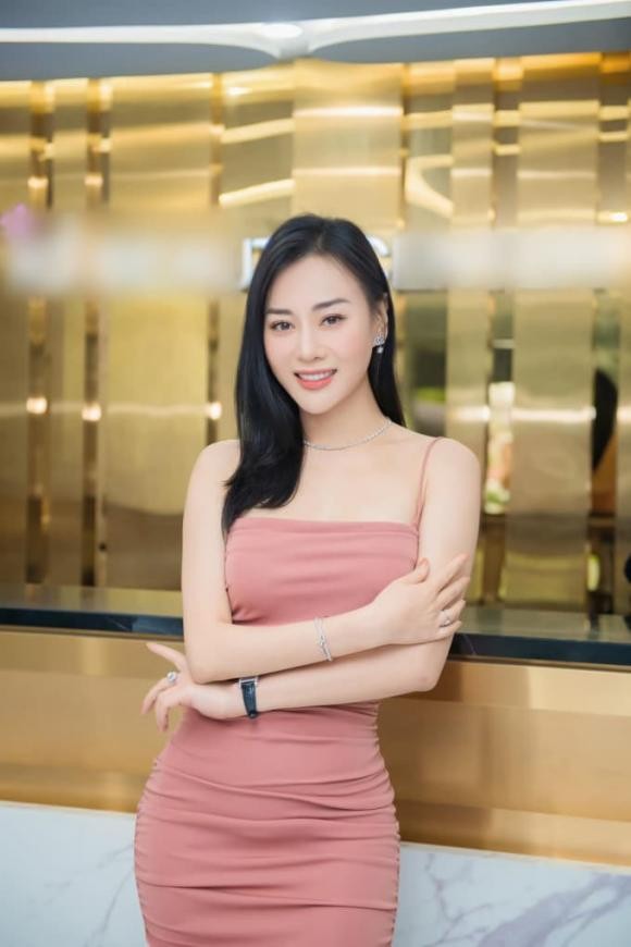 Phương Oanh chăm diện đồ bó sát khoe dáng nuột, bảo sao Shark Bình lại mê mệt-5