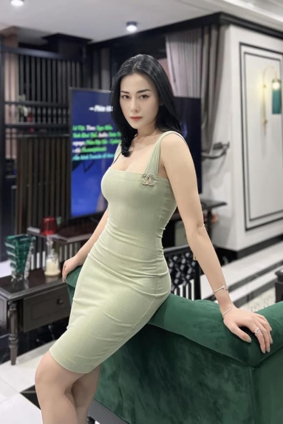 Phương Oanh chăm diện đồ bó sát khoe dáng nuột, bảo sao Shark Bình lại mê mệt-6