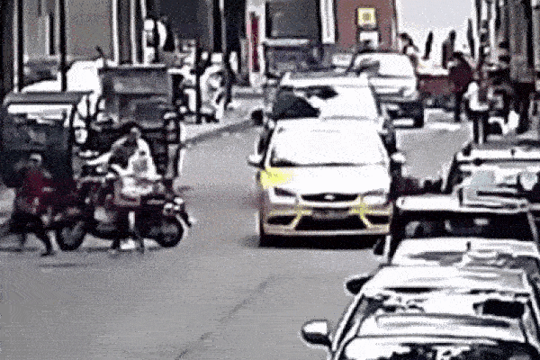 Người qua đường hợp sức nâng ô tô giải cứu cậu bé mắc kẹt