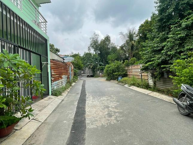 Nghịch cảnh: Khi nhà băng đi bán gà, thanh lý quần áo cũ...-1