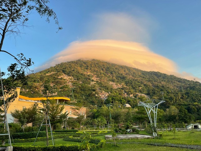 Giải mã về đám mây tạo hình thù kỳ lạ như đĩa bay trên núi Bà Đen-3