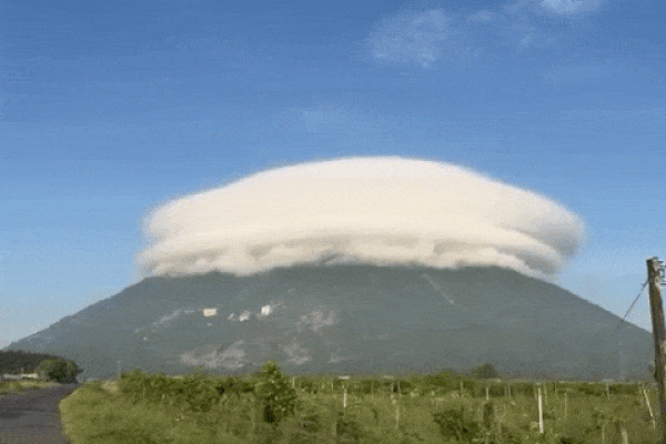Giải mã về đám mây tạo hình thù kỳ lạ như đĩa bay trên núi Bà Đen