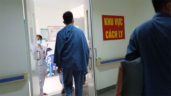 Hà Nội: Bệnh viện tìm người thân cho bệnh nhân vô danh liệt 2 chi-2