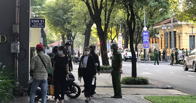 Clip: An ninh thắt chặt tại phiên tòa xét xử Nguyễn Võ Quỳnh Trang và Nguyễn Kim Trung Thái ngày 25/11-4