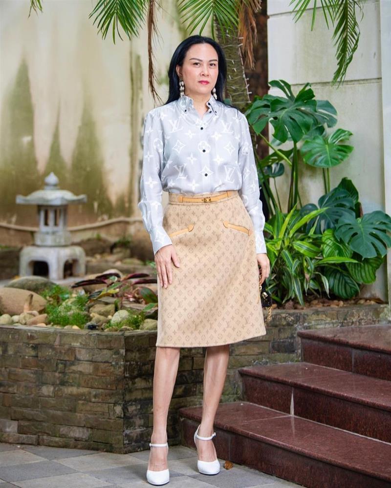 Phượng Chanel diện đồ hiệu dập đầy logo khiến dân tình phát ngợp-2