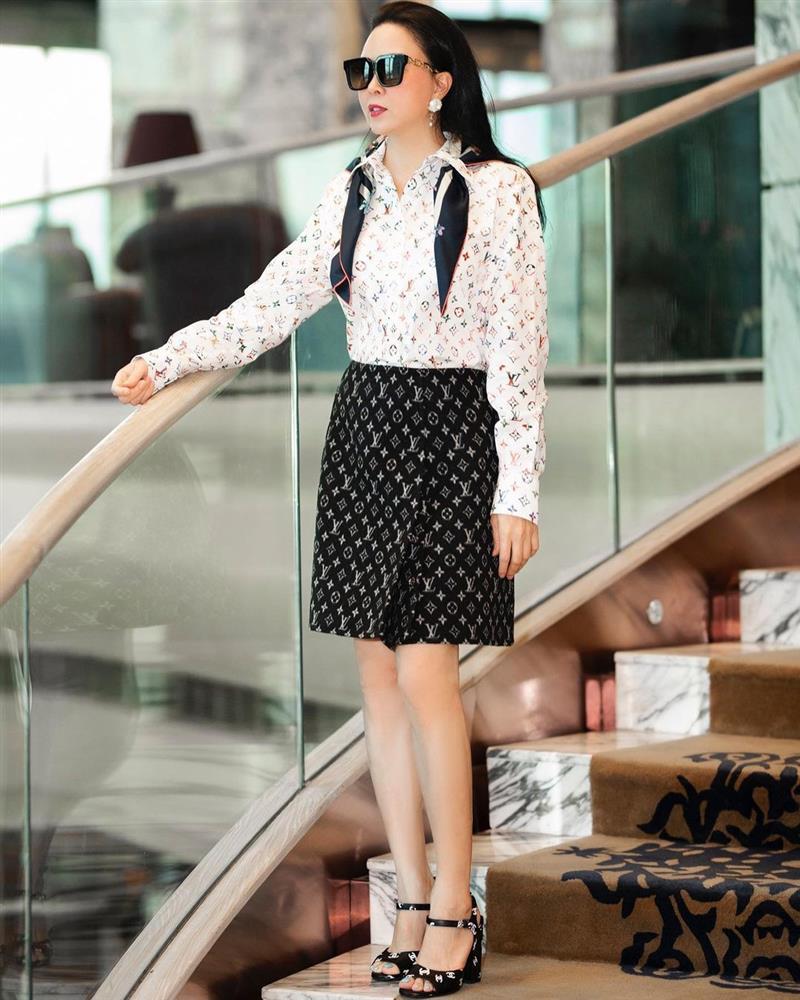 Phượng Chanel diện đồ hiệu dập đầy logo khiến dân tình phát ngợp-4