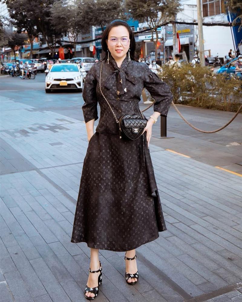Phượng Chanel diện đồ hiệu dập đầy logo khiến dân tình phát ngợp-5