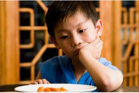 3 lần nấu mì cho con ăn, bố đều lén làm 1 điều khiến con ngỡ ngàng, học được cách cư xử tốt