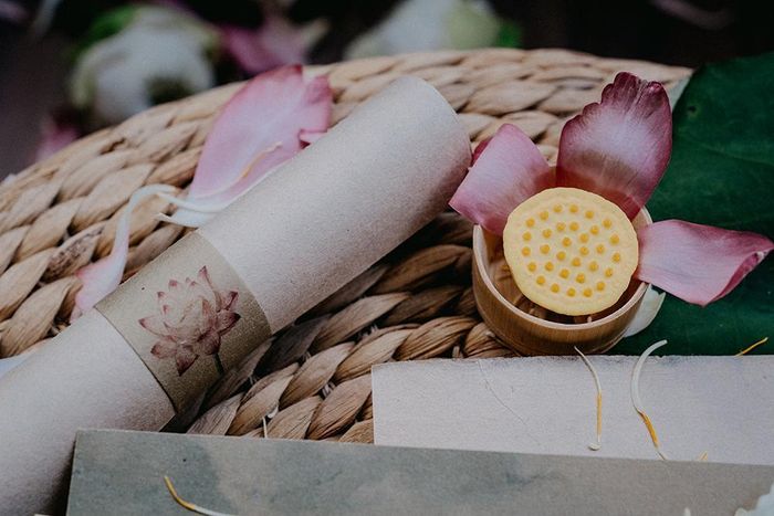 Thiệp cưới đựng trong ống tre của Ngọc Hân-5