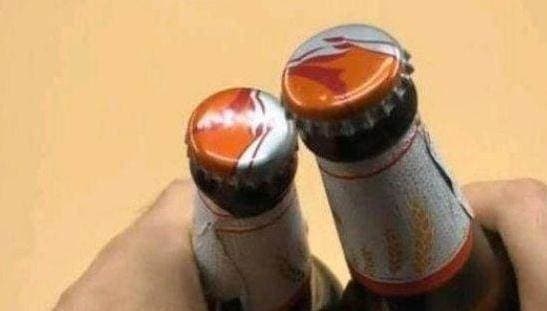 Chai bia có một cơ chế nhỏ ở nắp: Con gái cũng có thể mở chai bia ngon lành mà không cần dụng cụ-2