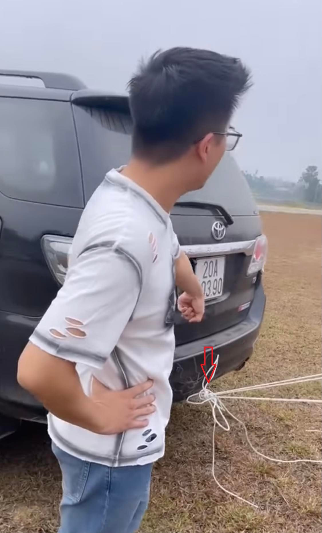 Đám cưới dùng cọc căng dây tiền tỷ, dân mạng bật cười: Khó thế mà nghĩ ra được!-2