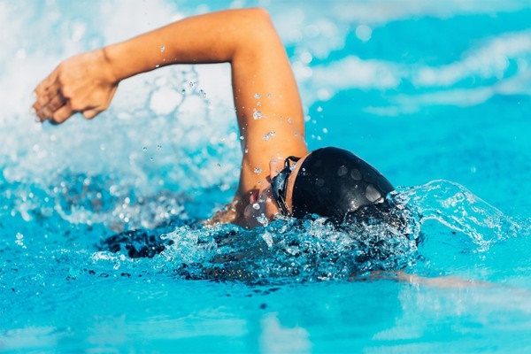 Người đàn ông phát hiện bị ung thư giai đoạn 4 từ bất thường khi bơi-1