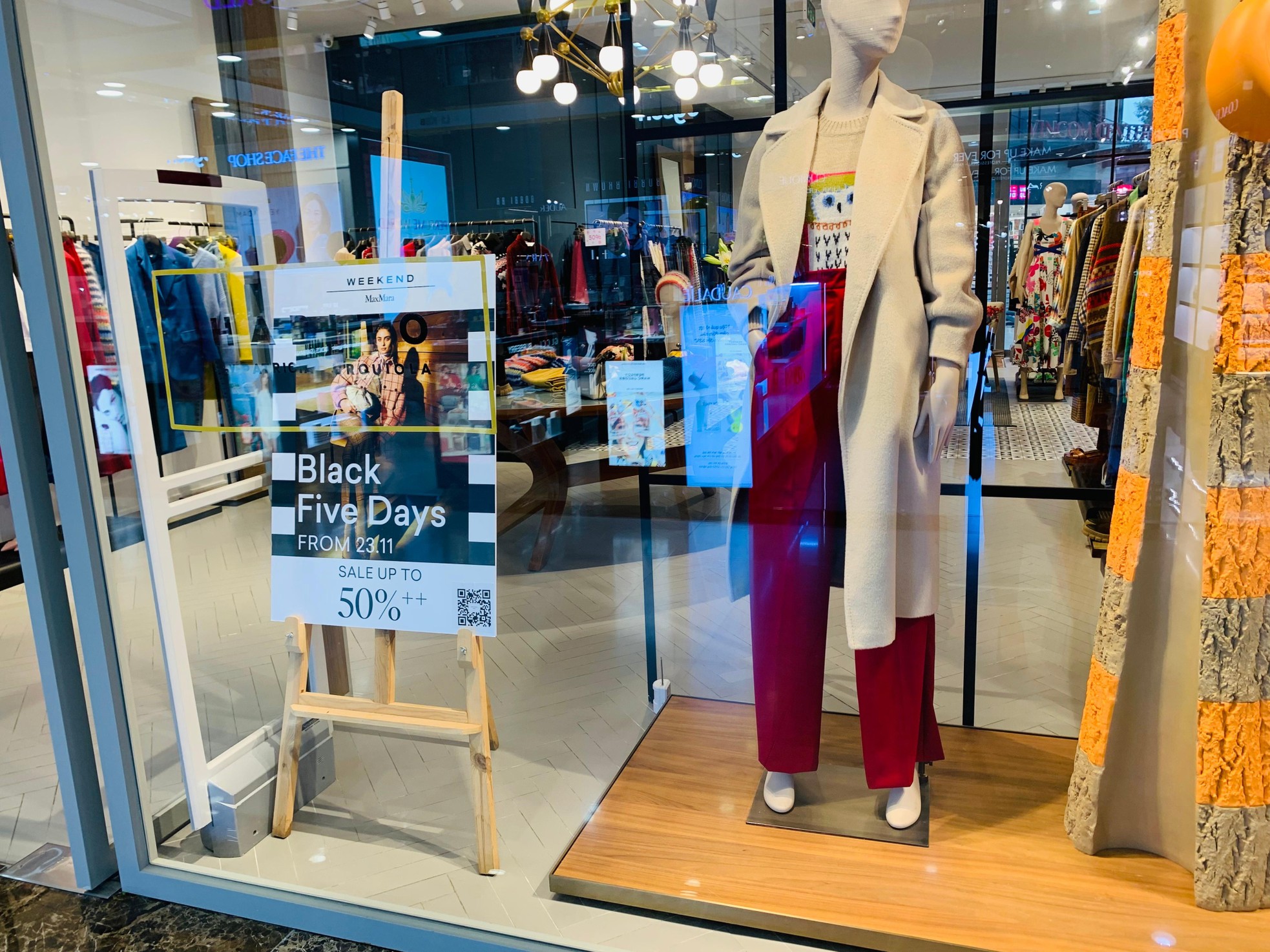 Black Friday: Hàng hiệu đua giảm giá khủng vẫn... ế-4