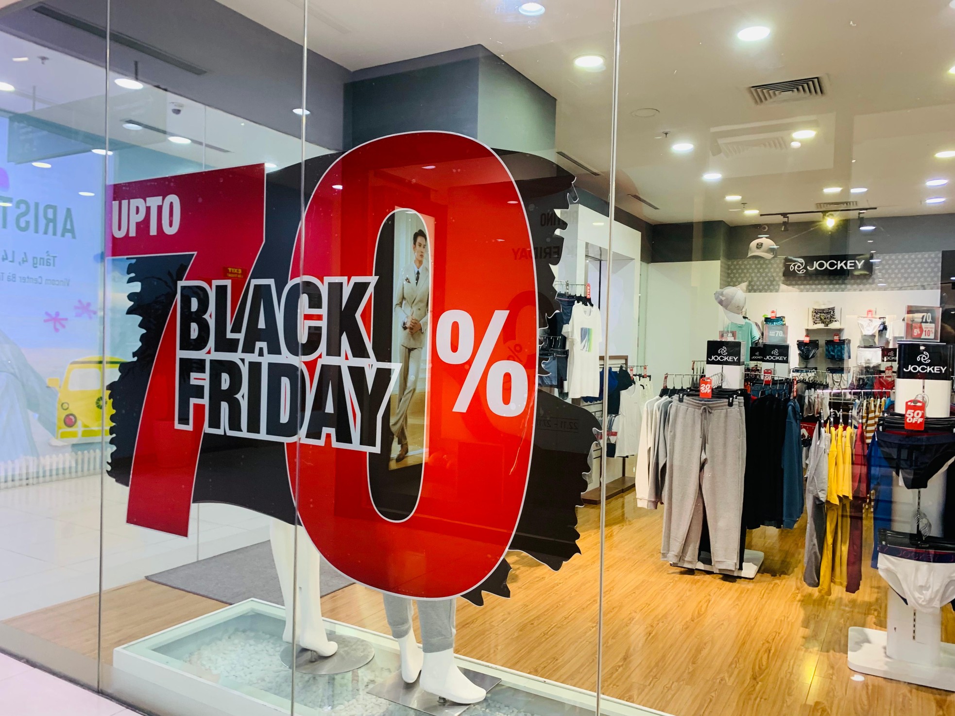 Black Friday: Hàng hiệu đua giảm giá khủng vẫn... ế-5