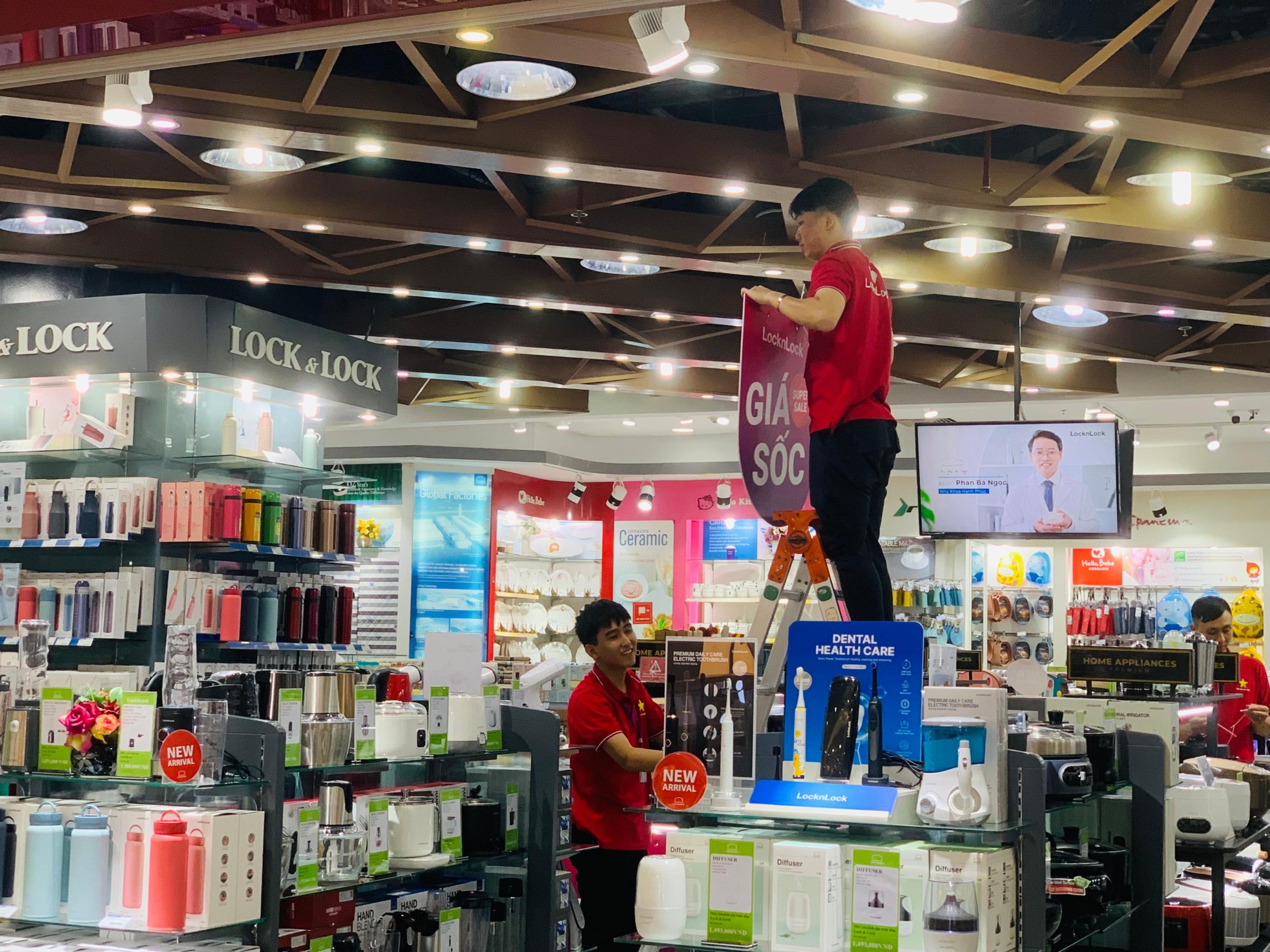 Black Friday: Hàng hiệu đua giảm giá khủng vẫn... ế-7