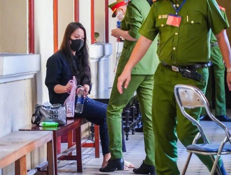Clip: Những hình ảnh mới nhất của Nguyễn Võ Quỳnh Trang và Nguyễn Kim Trung Thái trong phiên tòa sáng nay-1