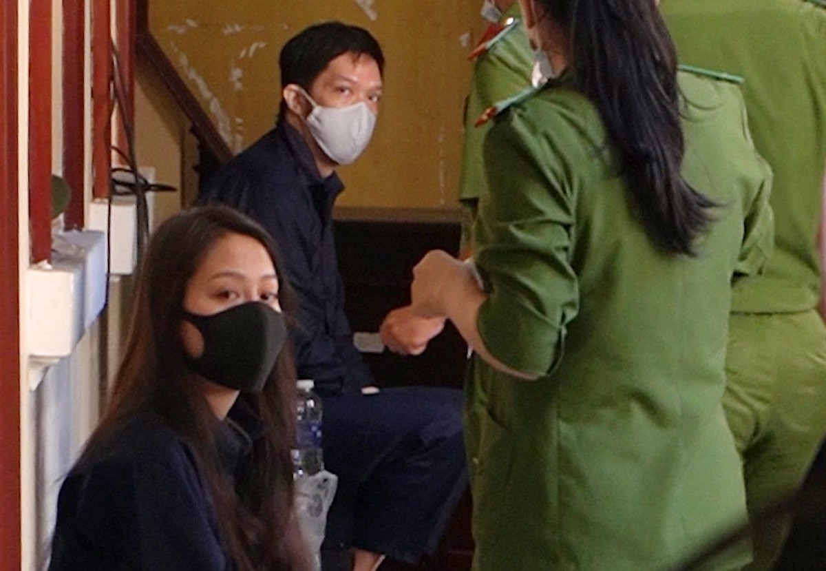 Clip: Những hình ảnh mới nhất của Nguyễn Võ Quỳnh Trang và Nguyễn Kim Trung Thái trong phiên tòa sáng nay-2