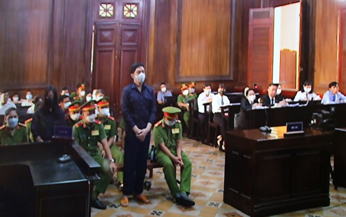 Clip: Những hình ảnh mới nhất của Nguyễn Võ Quỳnh Trang và Nguyễn Kim Trung Thái trong phiên tòa sáng nay-4