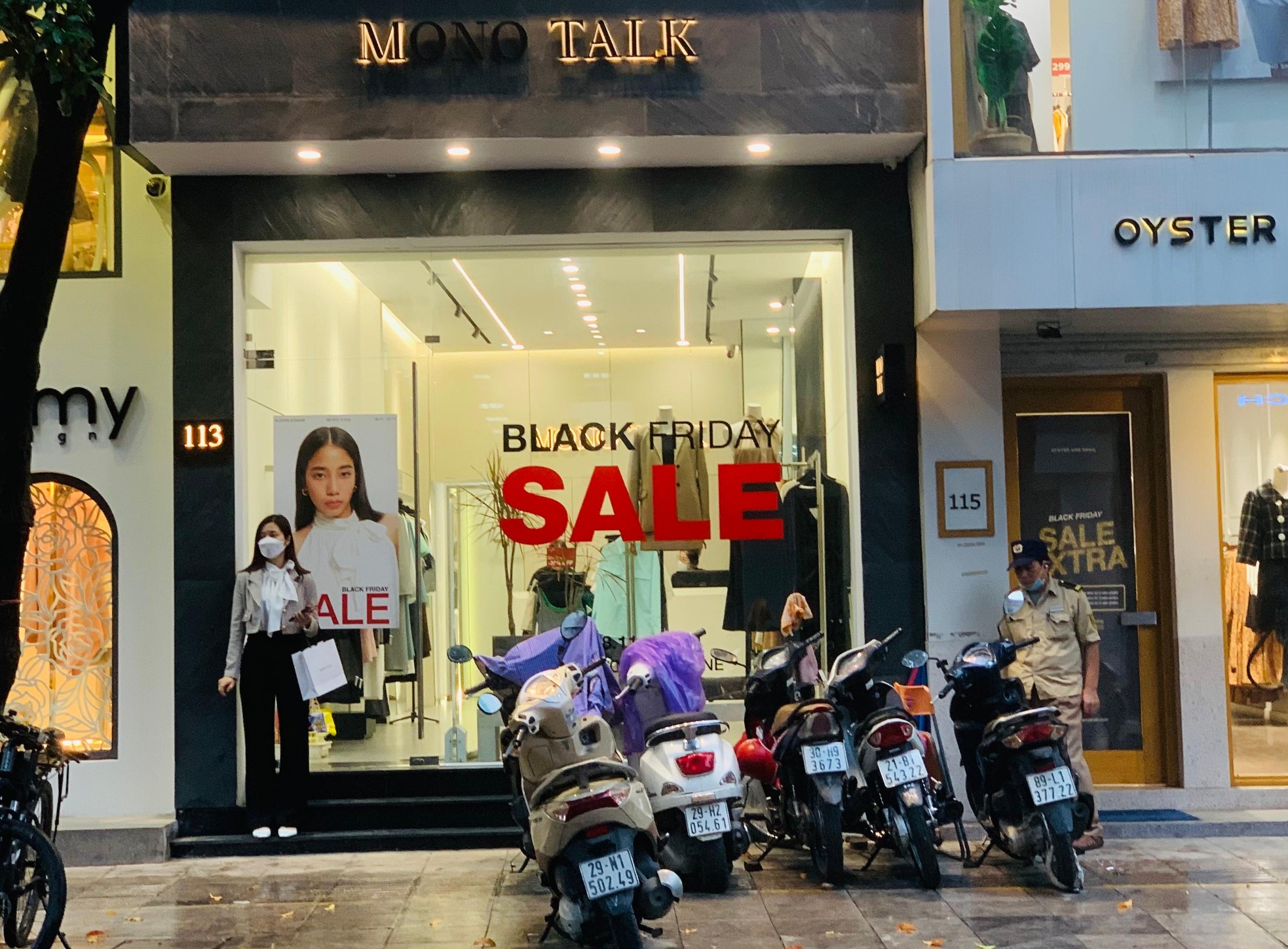 Black Friday: Hàng hiệu đua giảm giá khủng vẫn... ế-2