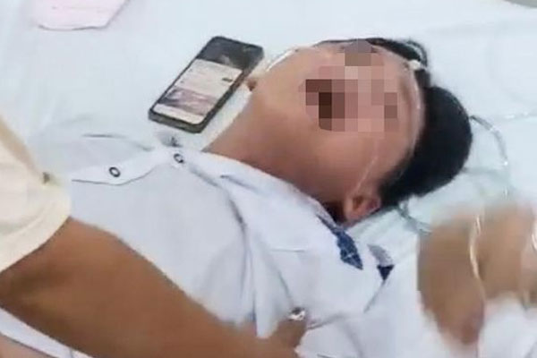 Clip: Học sinh lớp 6 lên cơn co giật sau ăn kẹo người lạ cho-2