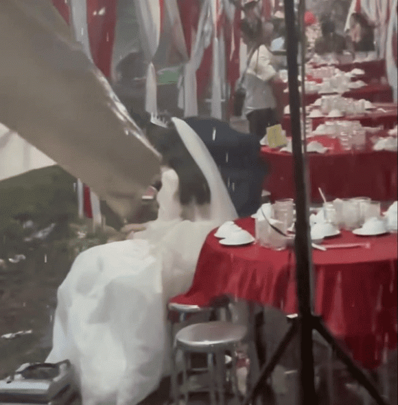 Cô dâu tổ chức đám cưới đúng ngày mưa gió, lẳng lặng ngồi một góc khóc vì khách mời vắng hoe-1