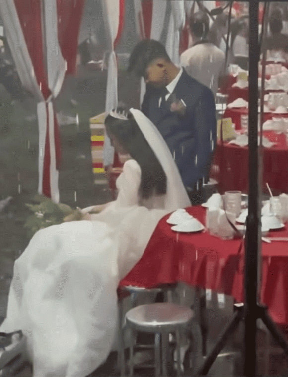 Cô dâu tổ chức đám cưới đúng ngày mưa gió, lẳng lặng ngồi một góc khóc vì khách mời vắng hoe-2