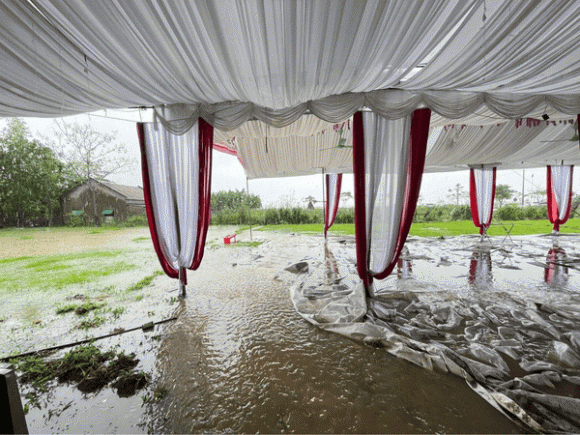 Cô dâu tổ chức đám cưới đúng ngày mưa gió, lẳng lặng ngồi một góc khóc vì khách mời vắng hoe-3