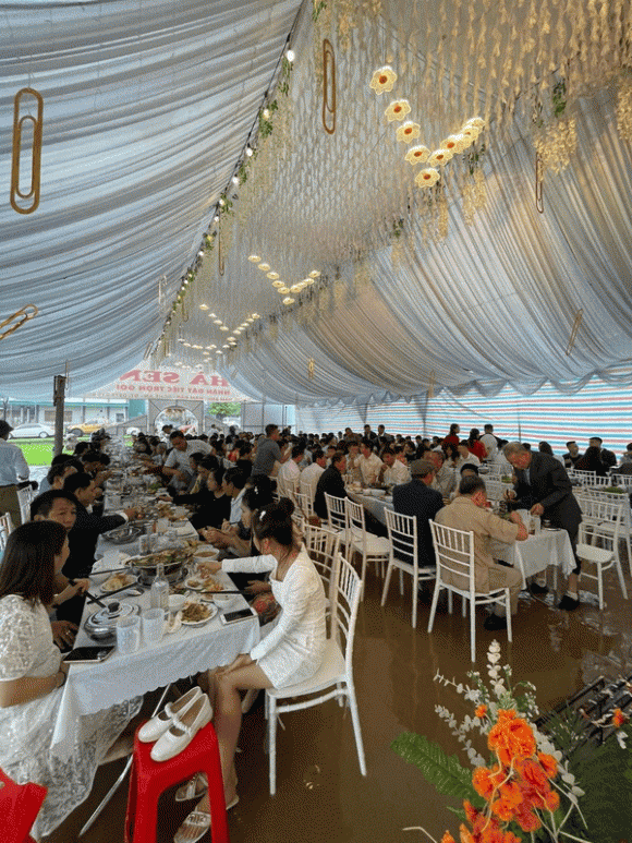 Cô dâu tổ chức đám cưới đúng ngày mưa gió, lẳng lặng ngồi một góc khóc vì khách mời vắng hoe-4