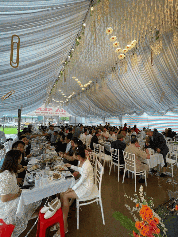 Cô dâu tổ chức đám cưới đúng ngày mưa gió, lẳng lặng ngồi một góc khóc vì khách mời vắng hoe-6