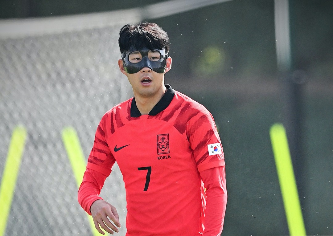 Đường tình trắc trở của cầu thủ Hàn Quốc với các ngôi sao-1