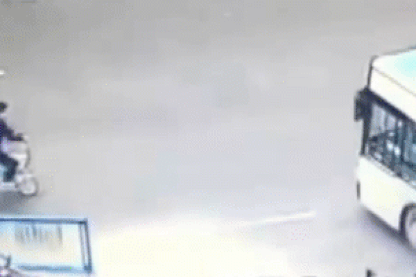 Clip: Đang đi bộ, người đàn ông bất ngờ lao thẳng vào đầu xe buýt-1