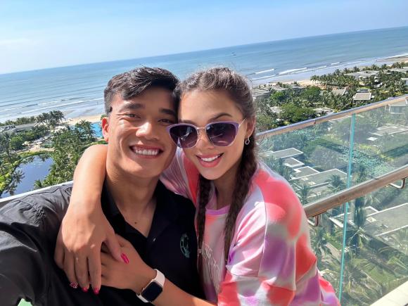 Mẹ đẻ và mẹ vợ của thủ môn Bùi Tiến Dũng cùng đến TP.HCM để chuẩn bị chăm cháu sắp sinh-4