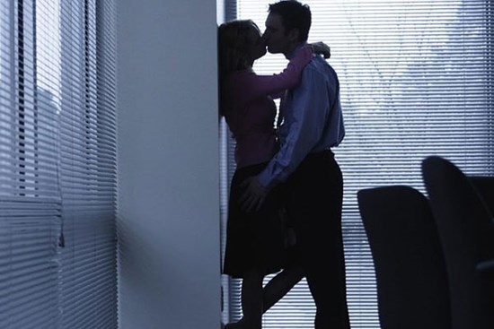 Phát hiện con trai ngoại tình, mẹ chồng ra mặt 