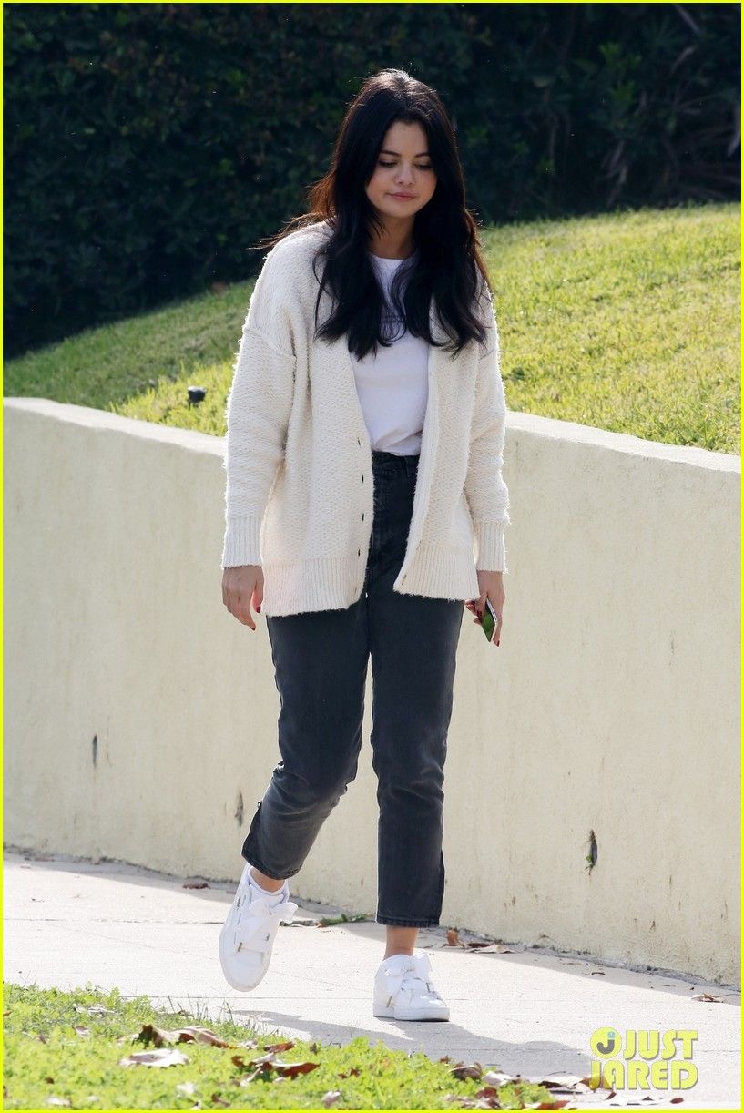 8 cách phối áo cardigan cực tinh tế của Selena Gomez-3