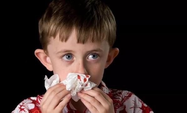 Sáng sớm thức dậy, thấy vết máu trên gối của đứa bé khiến người mẹ hoảng sợ, nhưng may mắn đó là báo động giả-1