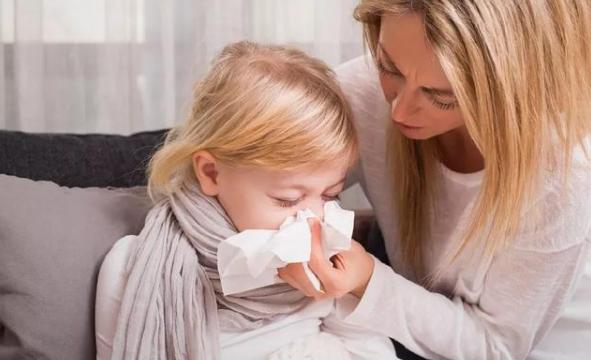 Sáng sớm thức dậy, thấy vết máu trên gối của đứa bé khiến người mẹ hoảng sợ, nhưng may mắn đó là báo động giả-5