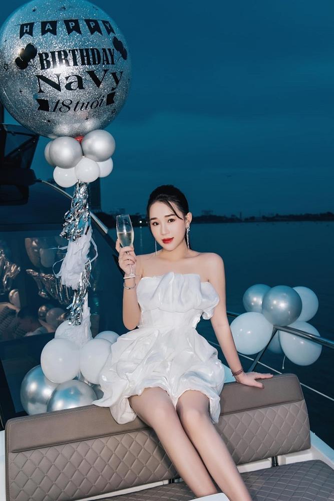 Hôn nhân viên mãn Hồ Tấn Tài bên cô vợ vừa giàu lại nóng bỏng-8