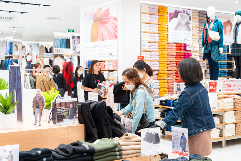 Người tiêu dùng tấp nập đi ‘săn hàng’ giá tốt tại Vincom Black Friday 2022-3