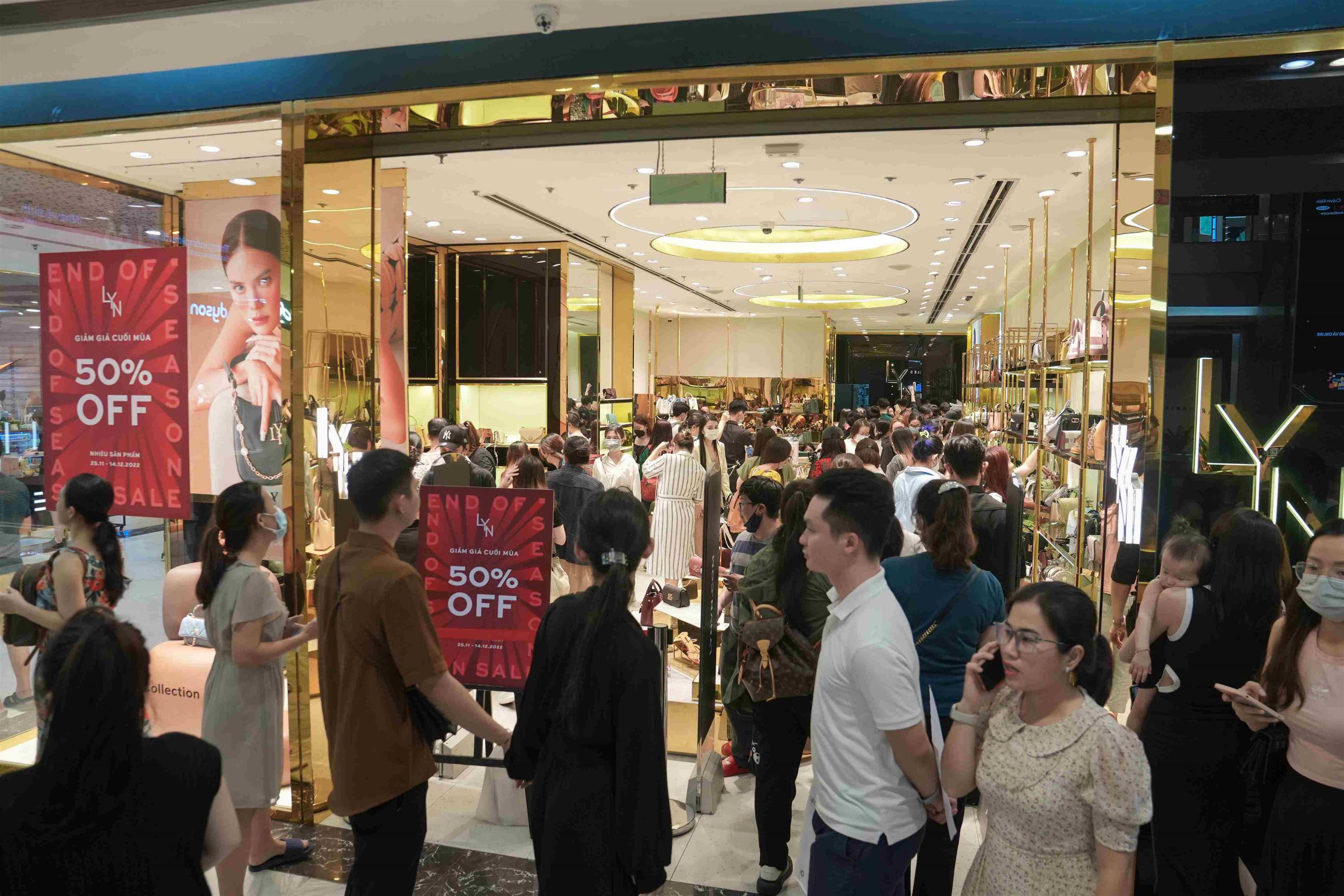 Người tiêu dùng tấp nập đi ‘săn hàng’ giá tốt tại Vincom Black Friday 2022-4