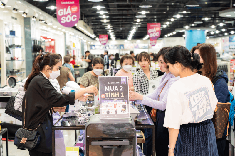 Người tiêu dùng tấp nập đi ‘săn hàng’ giá tốt tại Vincom Black Friday 2022-5